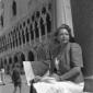 Una distinta signora posa davanti a Palazzo Ducale ...