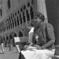 Una distinta signora posa davanti a Palazzo Ducale ...