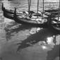 Particolare di gondole in acqua