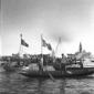 Imbarcazioni sul canale (con bandiere naziste e it ...