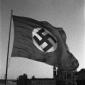 La bandiera nazista sventola; sullo sfondo la cupo ...