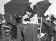 Una donna fascista con il foulard (scritta Duce) s ...