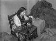Una donna fascista con il foulard (scritta Duce) s ...