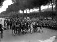 Militi a cavallo sfilano per un viale delle Terme  ...