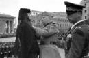 Mussolini consegna medaglie alla memoria ...