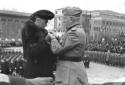 Mussolini consegna medaglie alla memoria nel corso ...