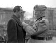 Mussolini consegna medaglie alla memoria nel corso ...