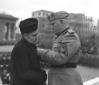 Mussolini consegna medaglie alla memoria nel corso ...