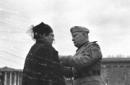 Mussolini consegna medaglie alla memoria nel corso ...
