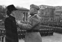 Mussolini consegna medaglie alla memoria nel corso ...
