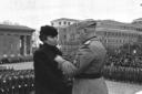 Mussolini consegna medaglie alla memoria nel corso ...