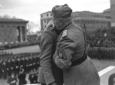 Mussolini consegna medaglie al valore nel corso de ...