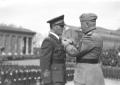 Mussolini consegna medaglie al valore nel corso de ...