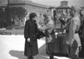 Vittorio Emanuele consegna la medaglia al valor mi ...