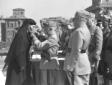 Vittorio Emanuele consegna ad una anziana donna un ...