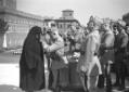 Vittorio Emanuele consegna ad una anziana donna un ...