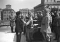Vittorio Emanuele consegna la medaglia al valor mi ...