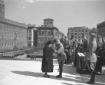 Vittorio Emanuele consegna ad una anziana donna un ...