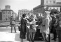 Vittorio Emanuele consegna la medaglia al valor mi ...