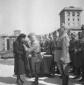 Vittorio Emanuele consegna la medaglia al valor mi ...