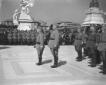 Vittorio Emanuele e Mussolini rendono omaggio al m ...