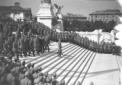 Vittorio Emanuele e Mussolini scendono dalle scale ...