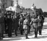 Vittorio Emanuele e Mussolini si stringono la mano ...