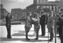 Vittorio Emanuele III consegna una medaglia d'oro  ...