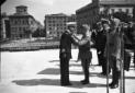 Vittorio Emanuele III consegna una medaglia d'oro  ...