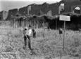 Impiegati si adoperano nell'orto di guerra del 