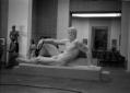 Statua di nudo virile esposta in una sal ...