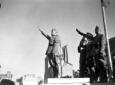 Mussolini e Galbiati salutano con il braccio teso  ...