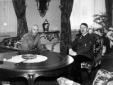 Mussolini ed Hitler siedono accanto ad un tavolo t ...
