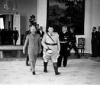 Mussolini e Goering ripresi mentre cammi ...