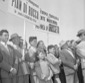 Contadini e bambini assistono alla cerimonia di in ...