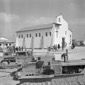 Esposizione di trattori nei pressi della chiesa