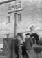 Due anziani, vestiti elegantemente, conversano sot ...