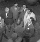 Ripresa dall'alto di un gruppo di giornalisti che  ...