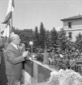 Fanfani, in piedi sul palco allestito per la cerim ...