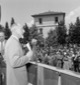 Il senatore Medici, in piedi sul palco allestito p ...