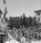 Il senatore Medici, in piedi sul palco, parla al m ...