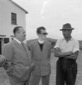 Due uomini, vestiti elegantemente, conversano con  ...