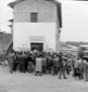 Gruppo di persone riunite di fronte allo spaccio i ...