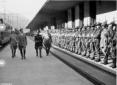 Hitler passa in rivista gli alpini schierati lungo ...