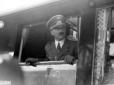 Il Fuhrer si sporge dal finestrino del treno; inqu ...