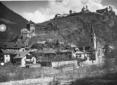 Veduta di un paese (torre medievale, case, chiesa  ...