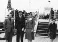 Foto di gruppo sul ponte della nave: un uomo in gi ...