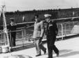 Mussolini passeggia sul ponte con l'Ammi ...