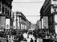 Veduta di una via del centro di Napoli addobbata c ...