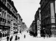 Veduta di una via del centro di Napoli addobbata c ...